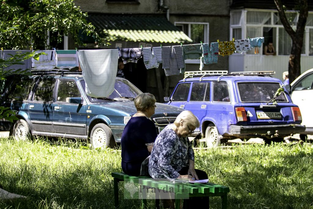 На вулиці Береговій у мобільному ЦНАПі приймають заяви на відшкодування збитків після російської атаки. ФОТОРЕПОРТАЖ