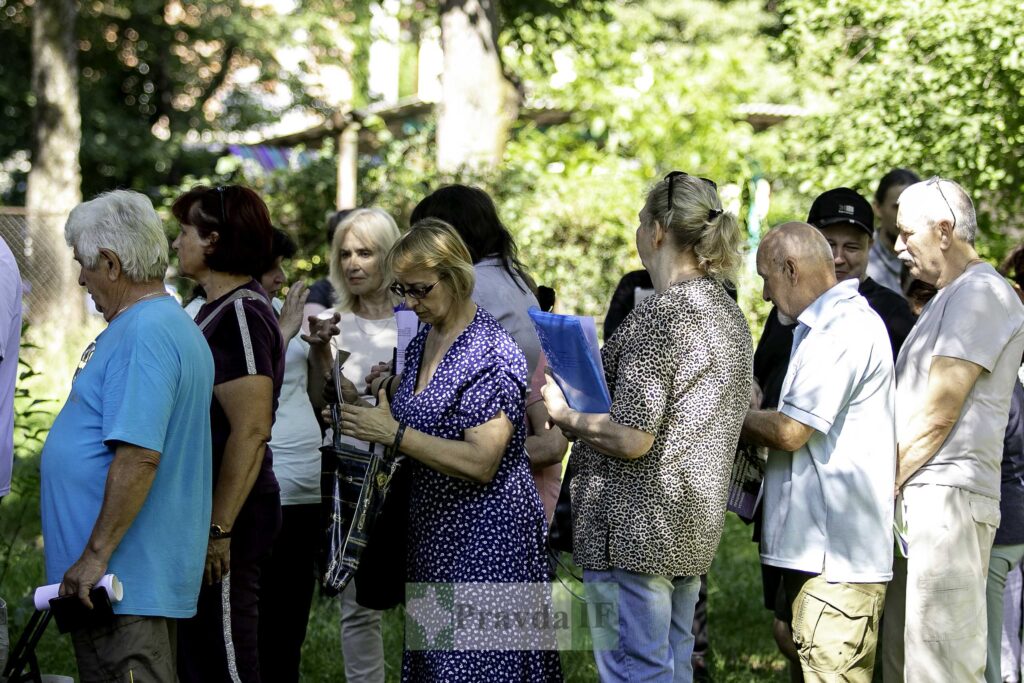 На вулиці Береговій у мобільному ЦНАПі приймають заяви на відшкодування збитків після російської атаки. ФОТОРЕПОРТАЖ