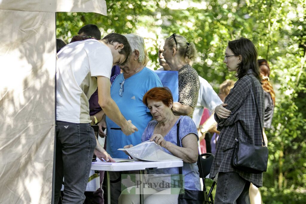 На вулиці Береговій у мобільному ЦНАПі приймають заяви на відшкодування збитків після російської атаки. ФОТОРЕПОРТАЖ