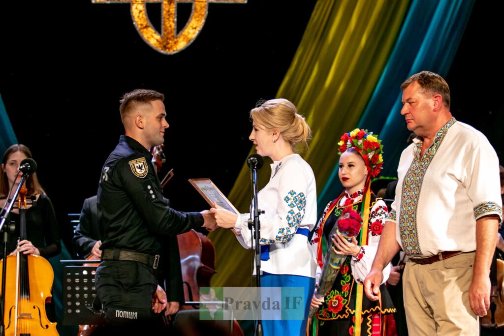 З нагоди Дня Конституції у Франківську нагородили військових та поліціянтів