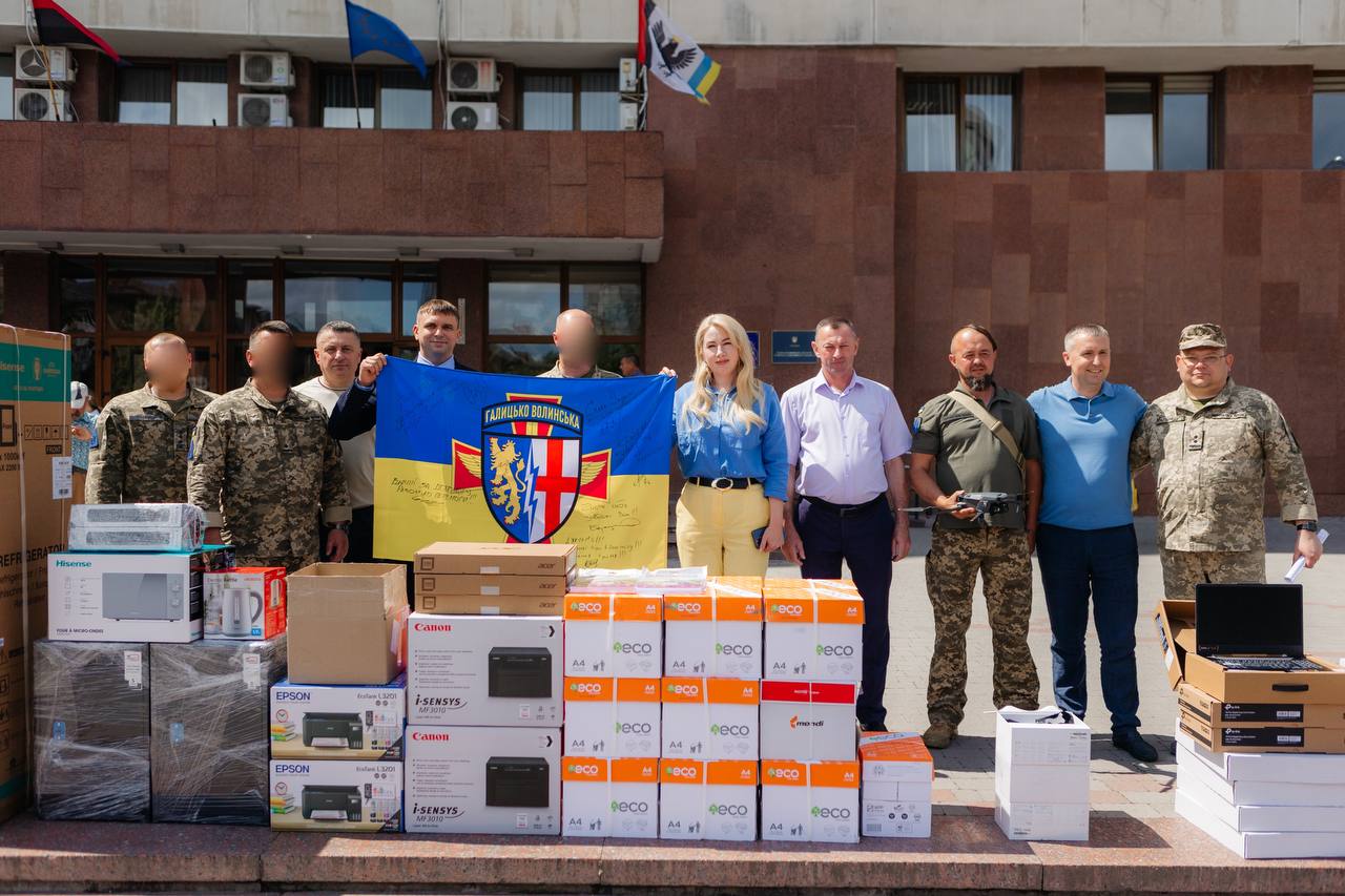 Мавіки, комп’ютери та інвентар: з Франківська відправили допомогу ЗСУ