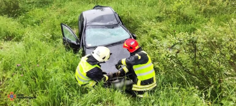 На Франківщині машина злетіла з дороги: водія з салону діставали рятувальники