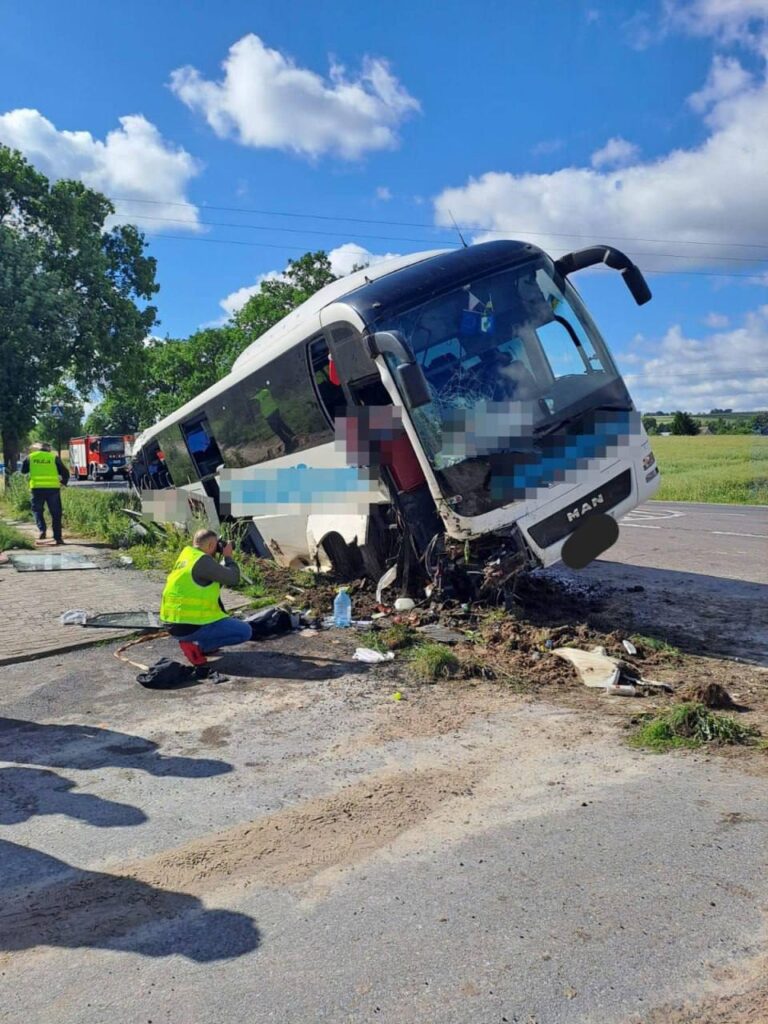 У Польщі автобус із українцями злетів у кювет: 14 постраждалих, серед них є діти. ФОТО