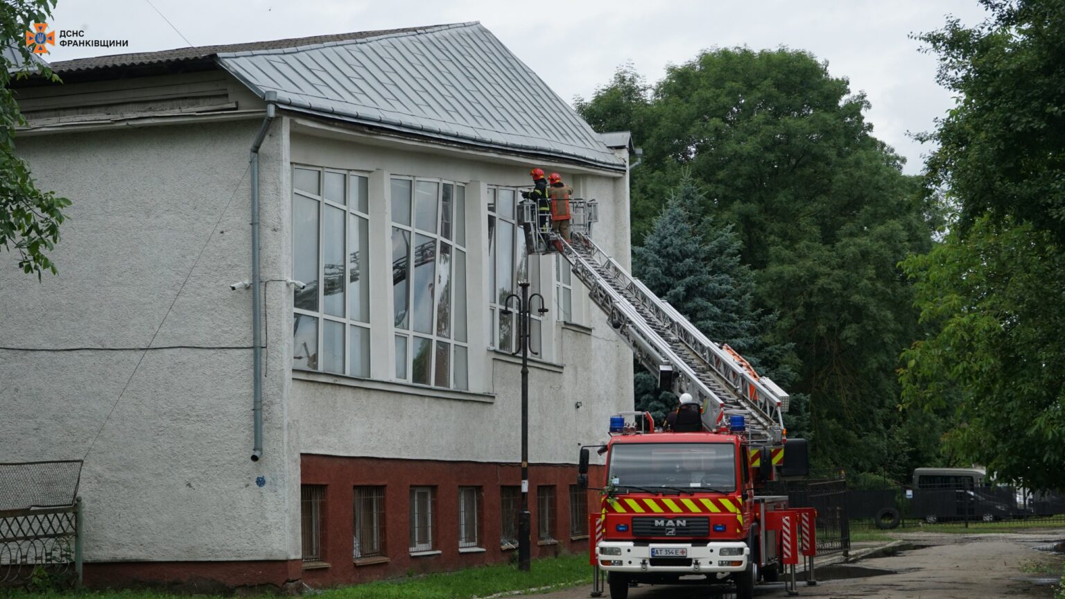 Рятувальники завершили розбір завалів на території університету нафти і газу. ФОТО