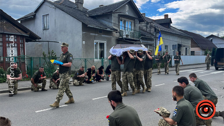 На щиті до Коломиї повернувся полеглий боєць Роман Венгльовський