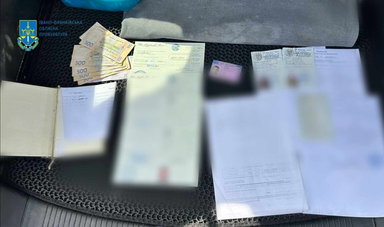 На Прикарпатті правоохоронець за хабар «виготовив» водійське посвідчення