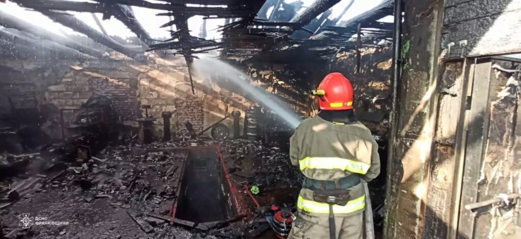 Вранці у Галичі вогнеборці загасили пожежу на СТО