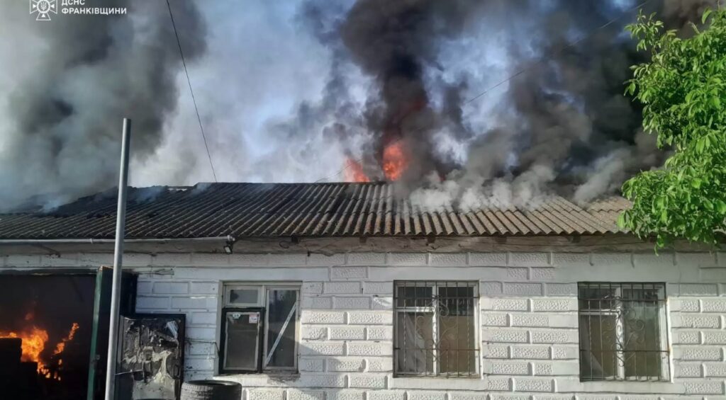 Вранці у Галичі вогнеборці загасили пожежу на СТО