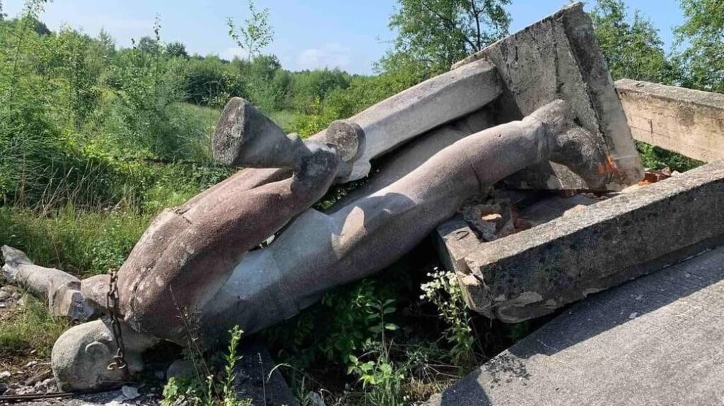 На Івано-Франківщині демонтували ще один пам'ятник радянському солдату