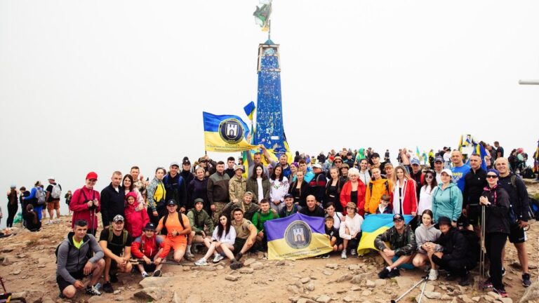 На Говерлі підняли прапор з іменами загиблих та зниклих безвісти бійців Нацгвардії 