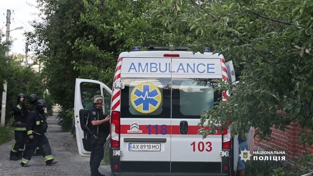 У Франківську неадекватний чоловік намагався вистрибнути з вікна багатоповерхівки