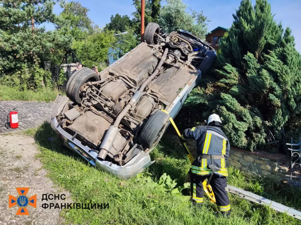 Рятувальники ліквідували наслідки двох ДТП на Прикарпатті: одна людина загинула