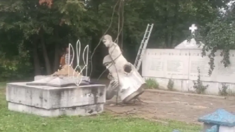 У селі на Прикарпатті знесли радянський пам'ятник