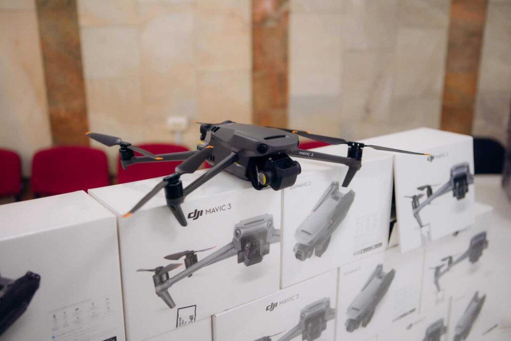 На Франківщині, за кошти платників податків, закупили для потреб ЗСУ дрони та необхідне сучасне обладнання на суму 2,5 мільйони гривень