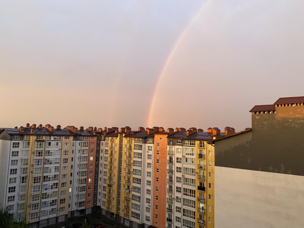 з'явилась подвійна веселка,Над Франківськом