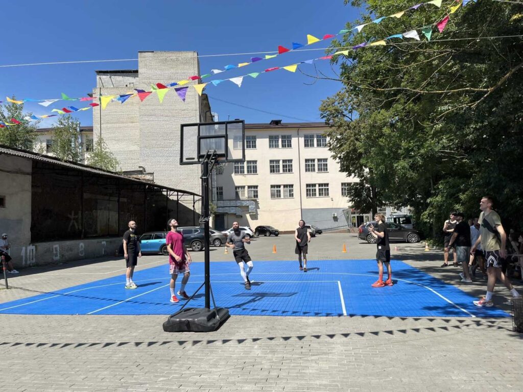 В Івано-Франківську відбувся благодійний захід "Здибанка", де збирали кошти на РЕБи для прикарпатських військових ФОТОРЕПОРТАЖ