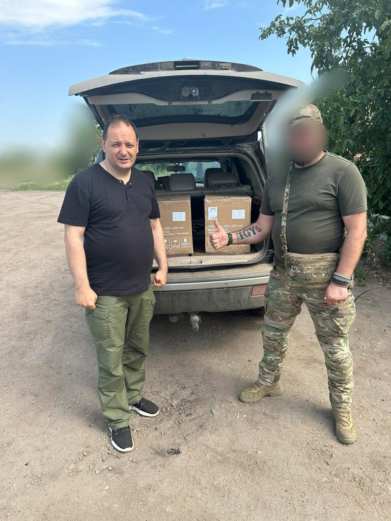 Руслан Марцінків відвідав військових на передовій та привіз їм допомогу