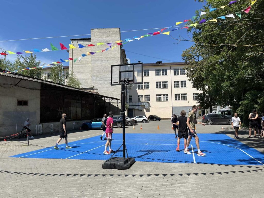 В Івано-Франківську відбувся благодійний захід "Здибанка", де збирали кошти на РЕБи для прикарпатських військових ФОТОРЕПОРТАЖ