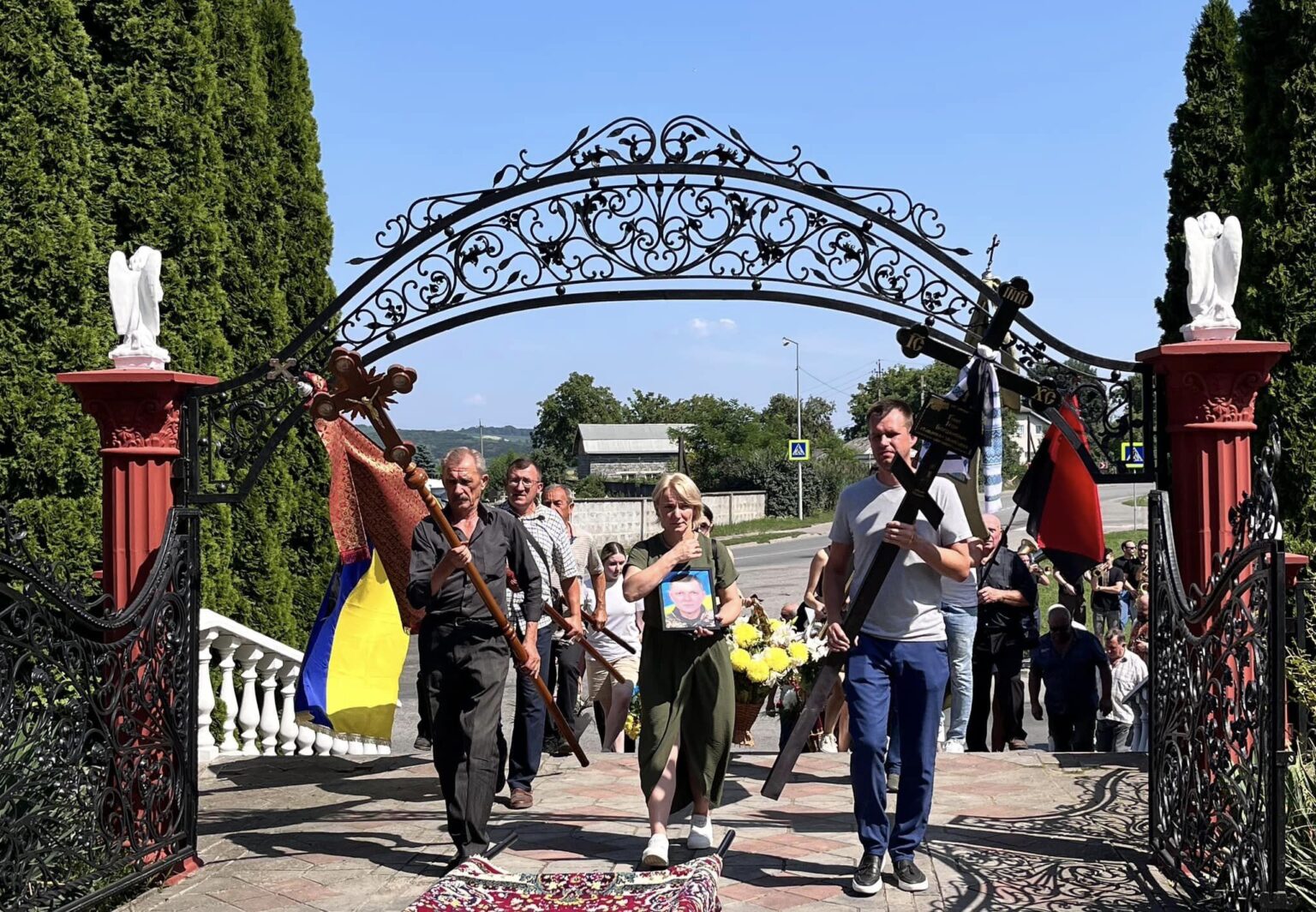 Кожну хвилину дивився у вічі смерті,Бурштинська громада попрощалась зі своїм захисником,Ігорем Гнипом