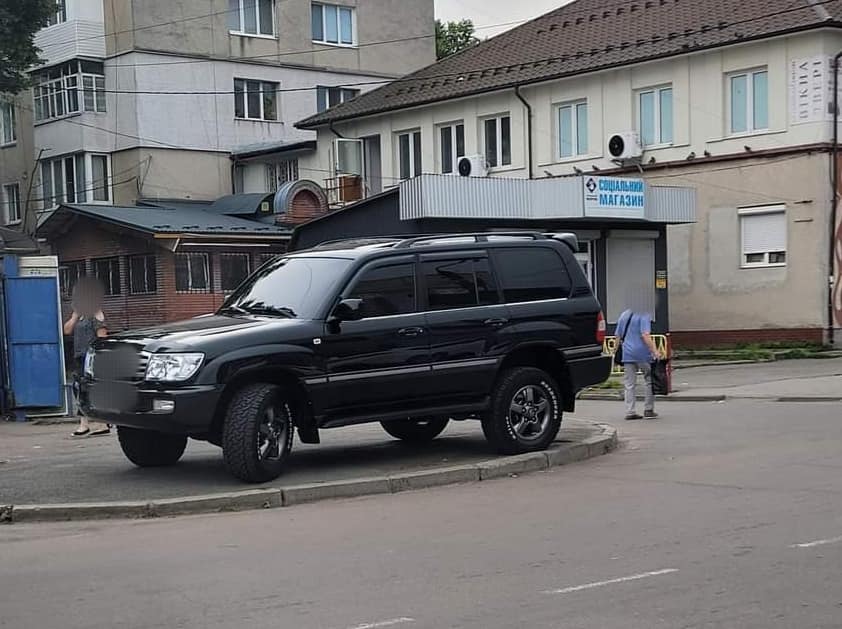 У Калуші покарали водія, який припаркувався на тротуарі