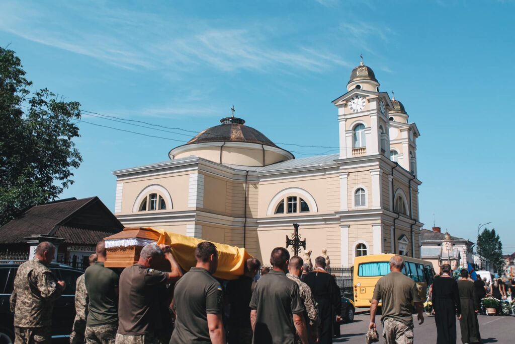 У Коломиї на вічний спочинок провели 24-річного захисника Віталія Мельника