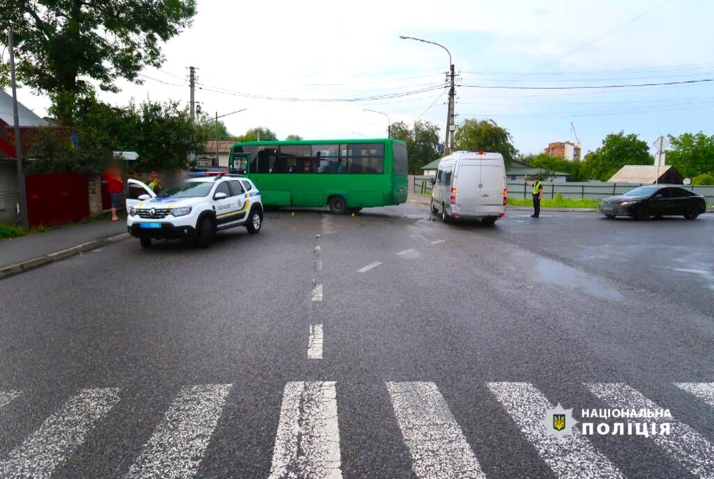Масштабна ДТП у Надвірній: автобус протаранив два авто