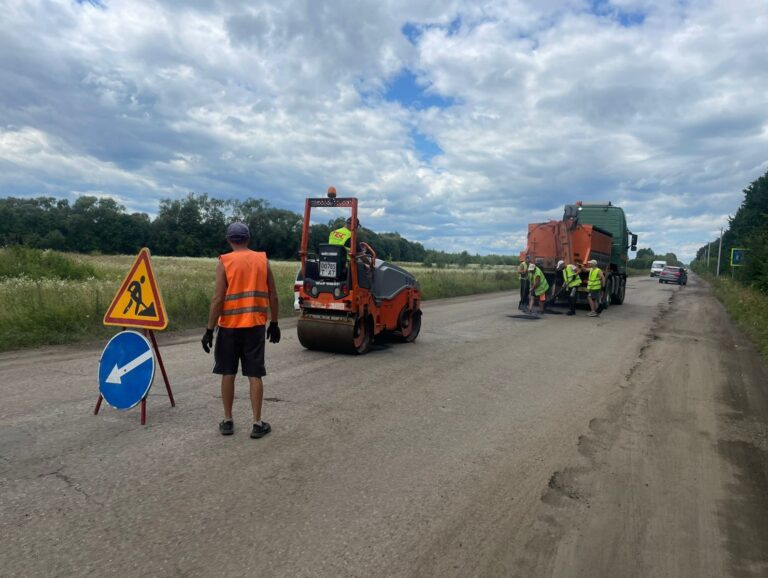 На Прикарпатті тривають масштабні роботи з ремонту та утримання доріг