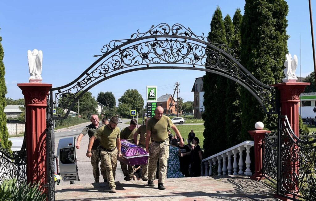 Кожну хвилину дивився у вічі смерті: Бурштинська громада попрощалась зі своїм захисником Ігорем Гнипом