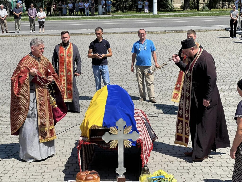 Скорботна Отинійська громада зустріла полеглого 23-річного Героя Андрія Зайцева