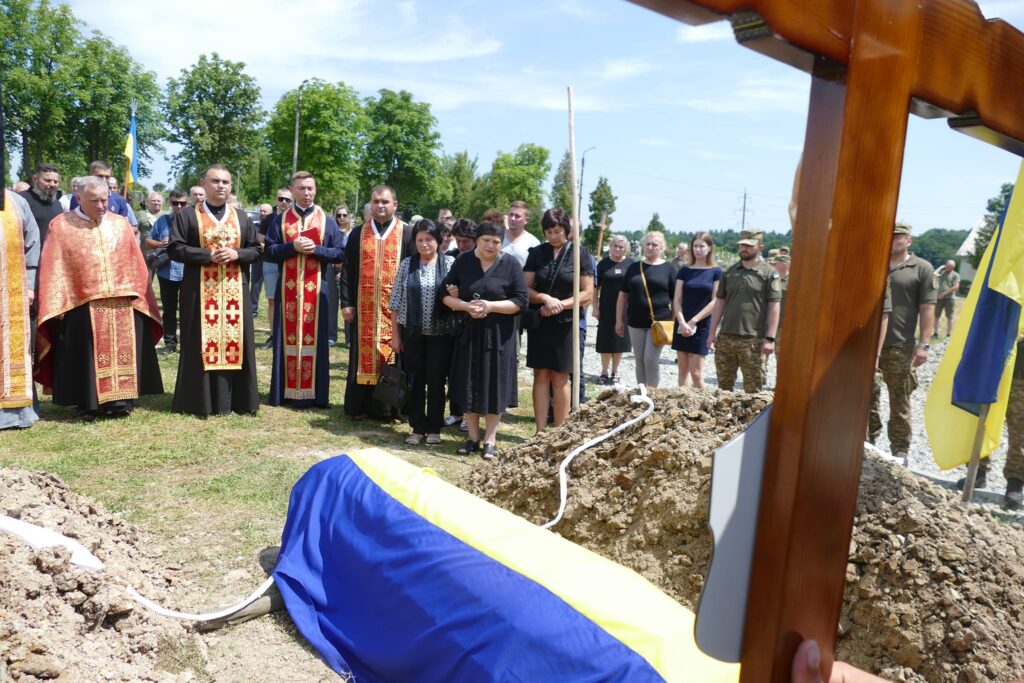 У Калуші провели в останню путь ветерана та волонтера Олега Івахнюка