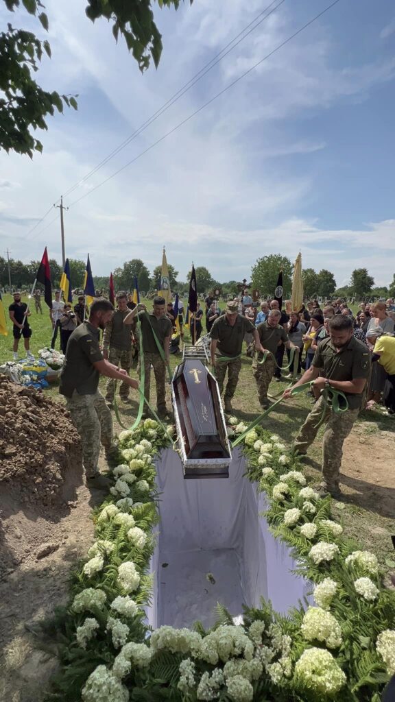 Громада на Прикарпатті провела в останню земну дорогу Героя Андрія Зайцева