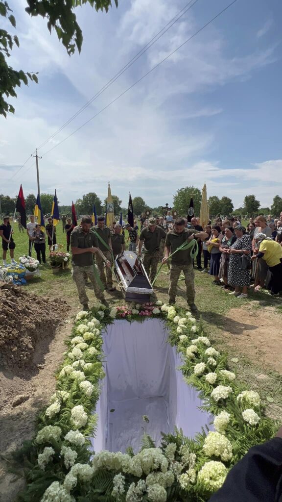 Громада на Прикарпатті провела в останню земну дорогу Героя Андрія Зайцева