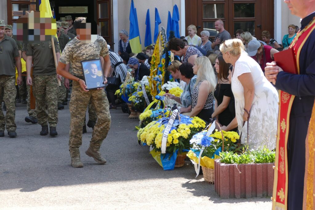 У Калуші провели в останню путь ветерана та волонтера Олега Івахнюка