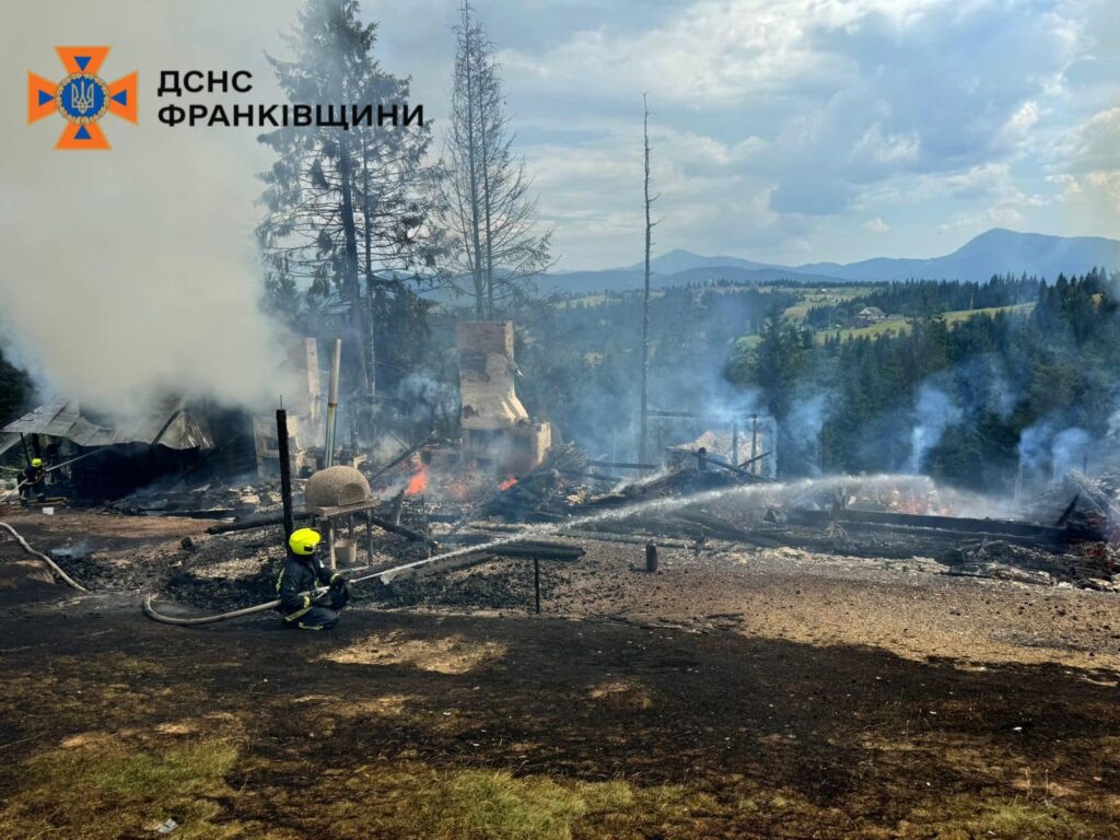 У Яблуниці на "Полонині Перці" згоріли дерев'яні хати ФОТО