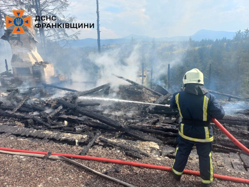 У Яблуниці на "Полонині Перці" згоріли дерев'яні хати ФОТО