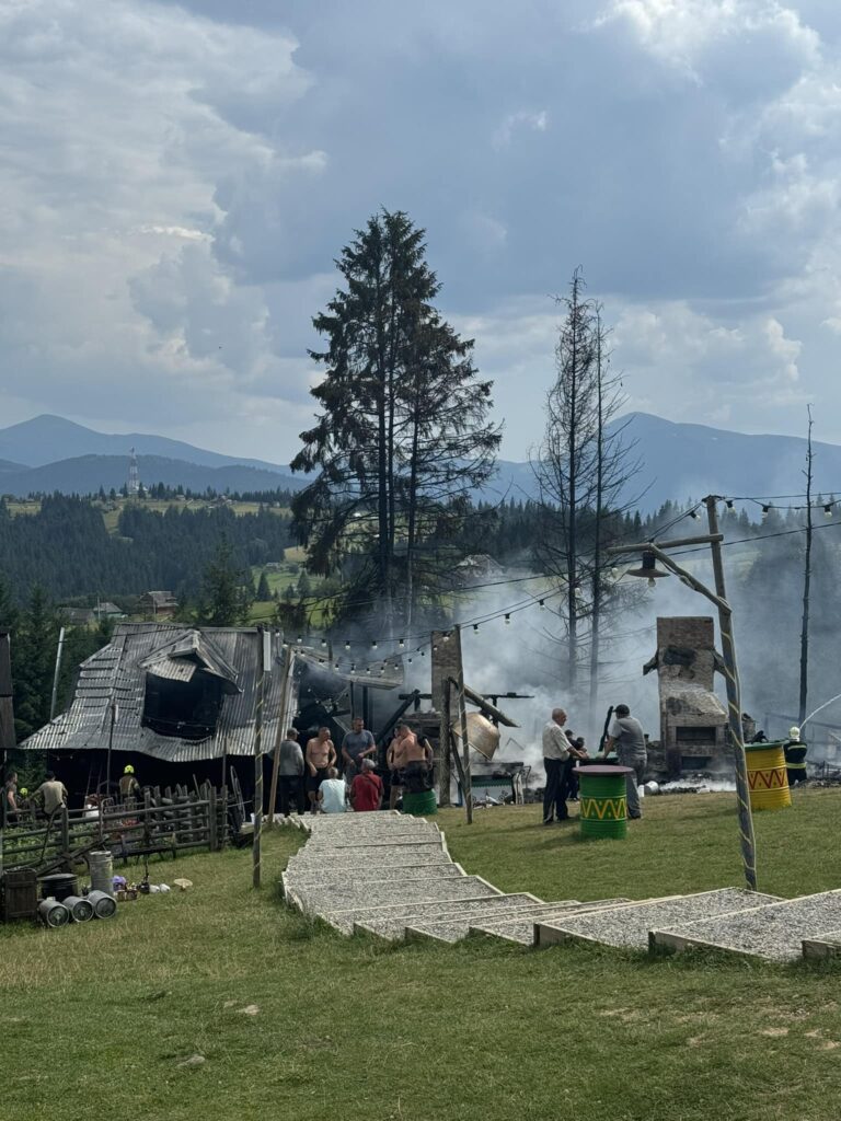 У Яблуниці на "Полонині Перці" згоріли дерев'яні хати ФОТО