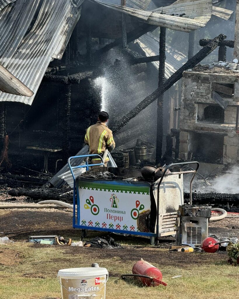 Масштабна пожежа на Полонині Перці в Яблуниці: етнопарк продовжує працювати та потребує допомоги