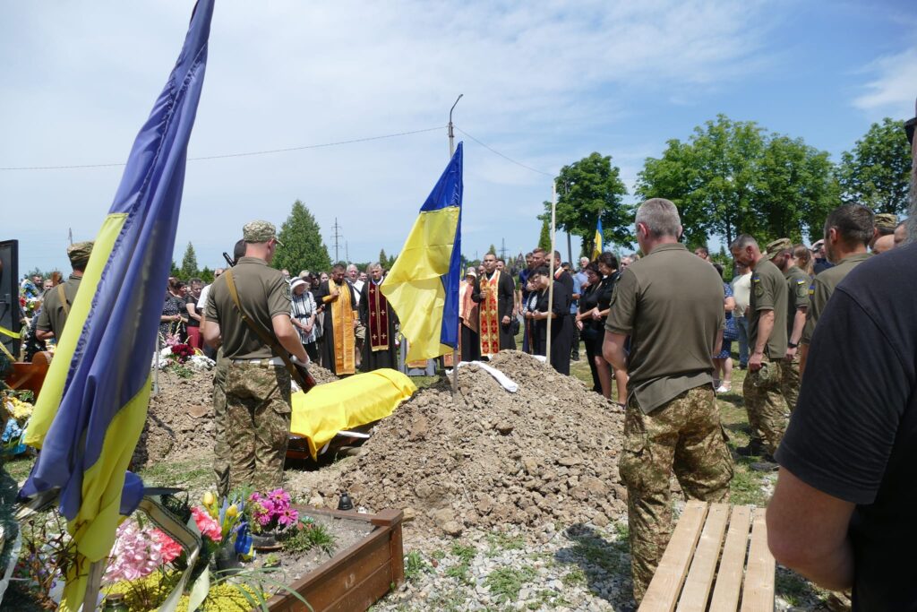 У Калуші провели в останню путь ветерана та волонтера Олега Івахнюка