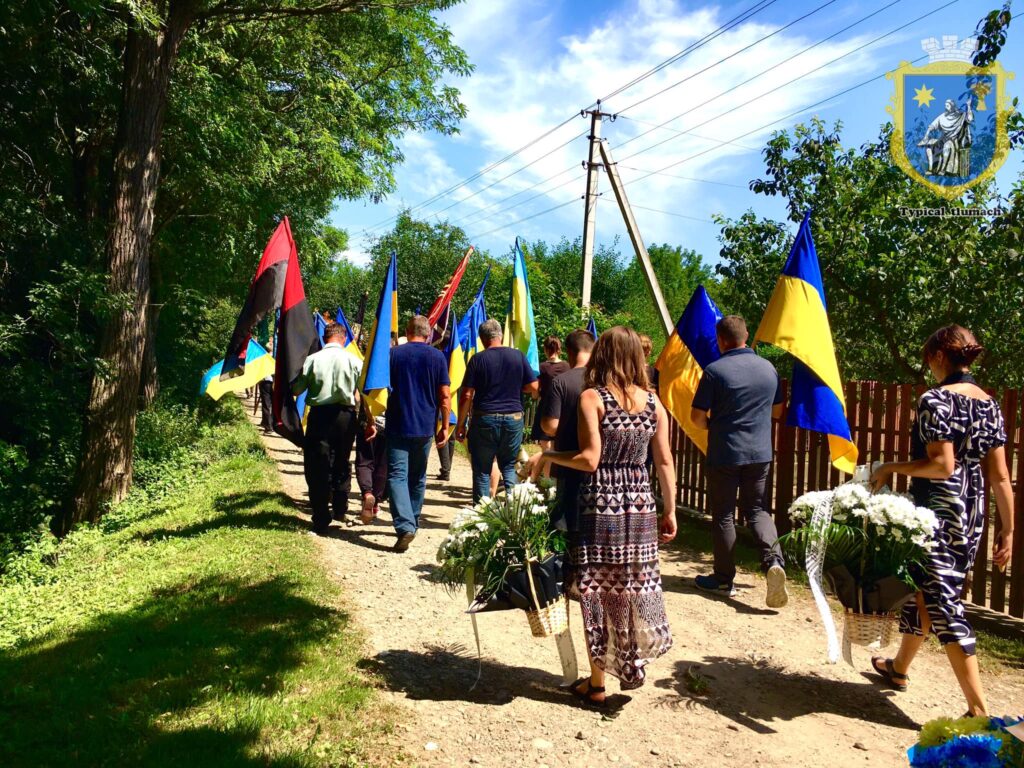 На Тлумаччині провели на останній спочинок тіло полеглого воїна Тараса Кузика