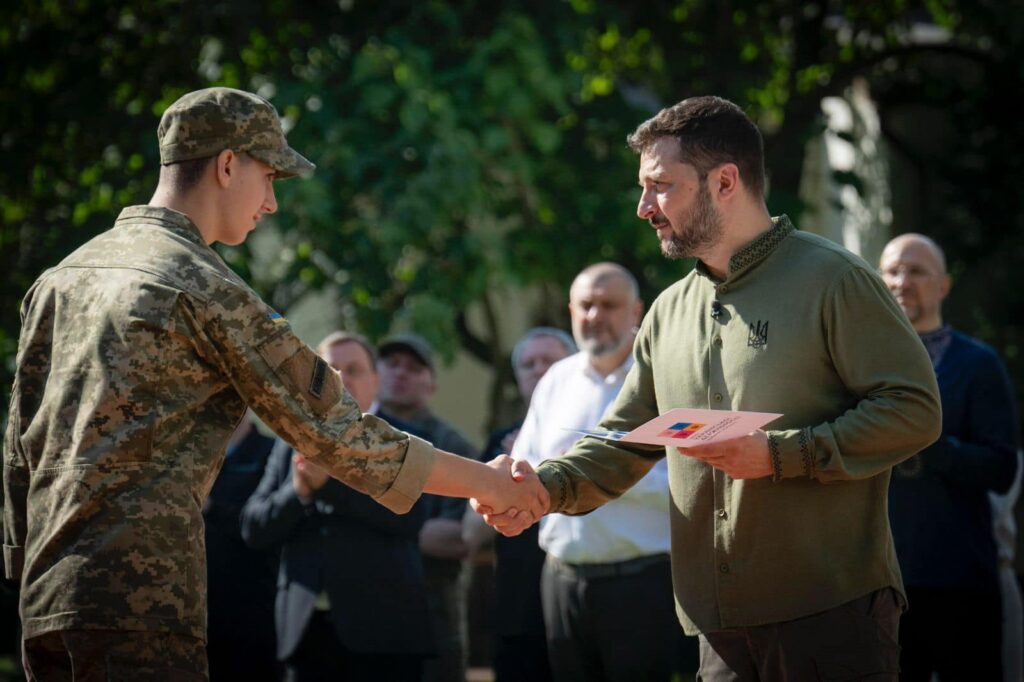 вручив паспорт юному прикарпатцю,Президент України,Світлана Онищук Голова Івано-Франківської ОВА