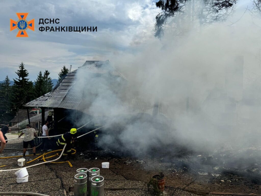 У Яблуниці на "Полонині Перці" згоріли дерев'яні хати ФОТО