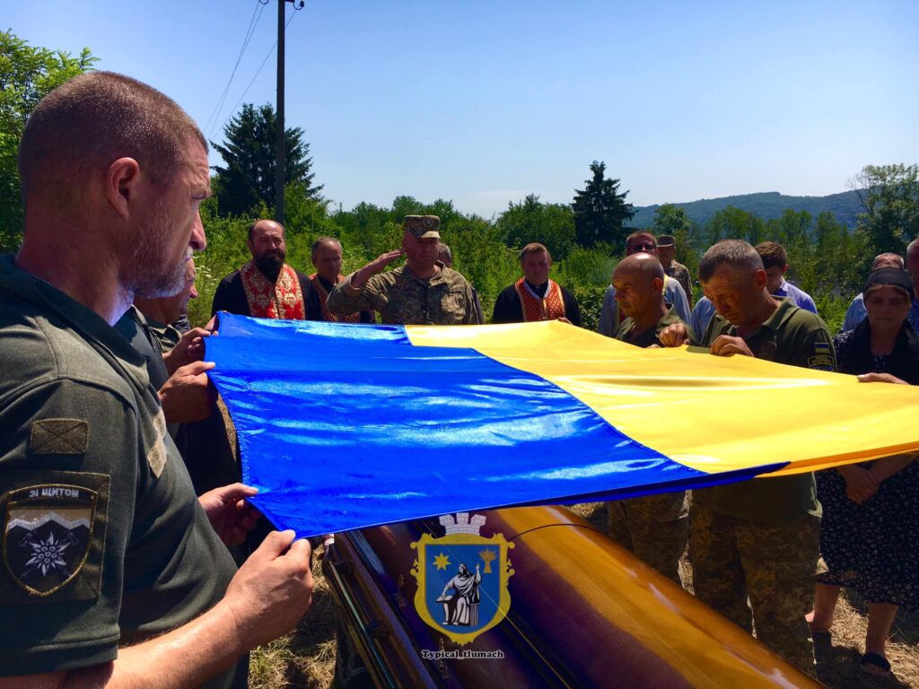 На Тлумаччині провели на останній спочинок тіло полеглого воїна Тараса Кузика