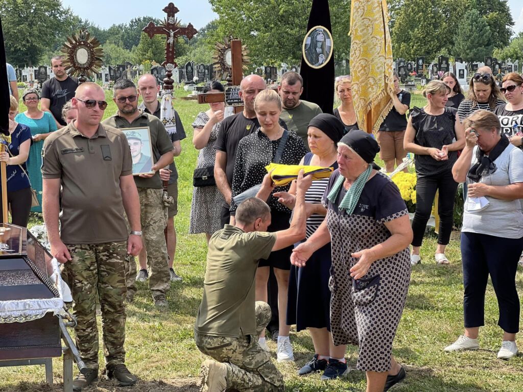 Громада на Прикарпатті провела в останню земну дорогу Героя Андрія Зайцева