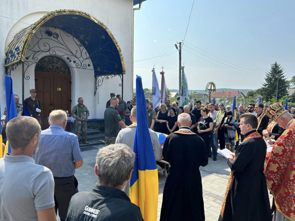 Єзупільська громада попрощалася із захисником Володимиром Боднарюком