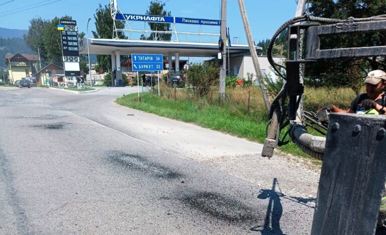 Прикарпатські дорожники розповіли, які дороги ремонтують цього тижня