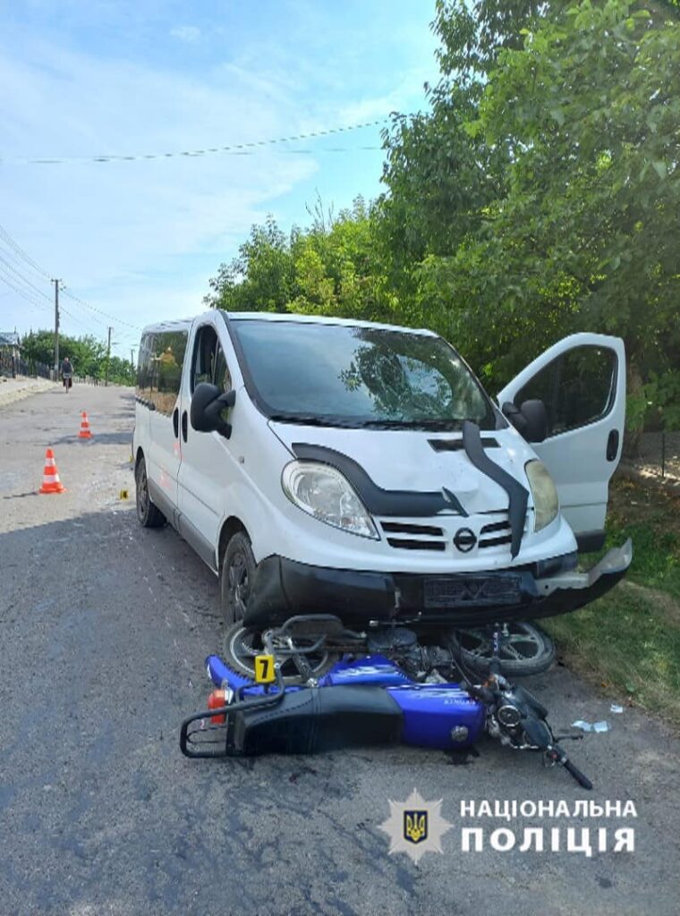 На Прикарпатті водійка без прав збила п'яного мотоцикліста, травмована дитина