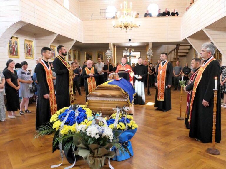 В Тисменицькій громаді попрощалися із військовослужбовцем Володимиром Назаруком