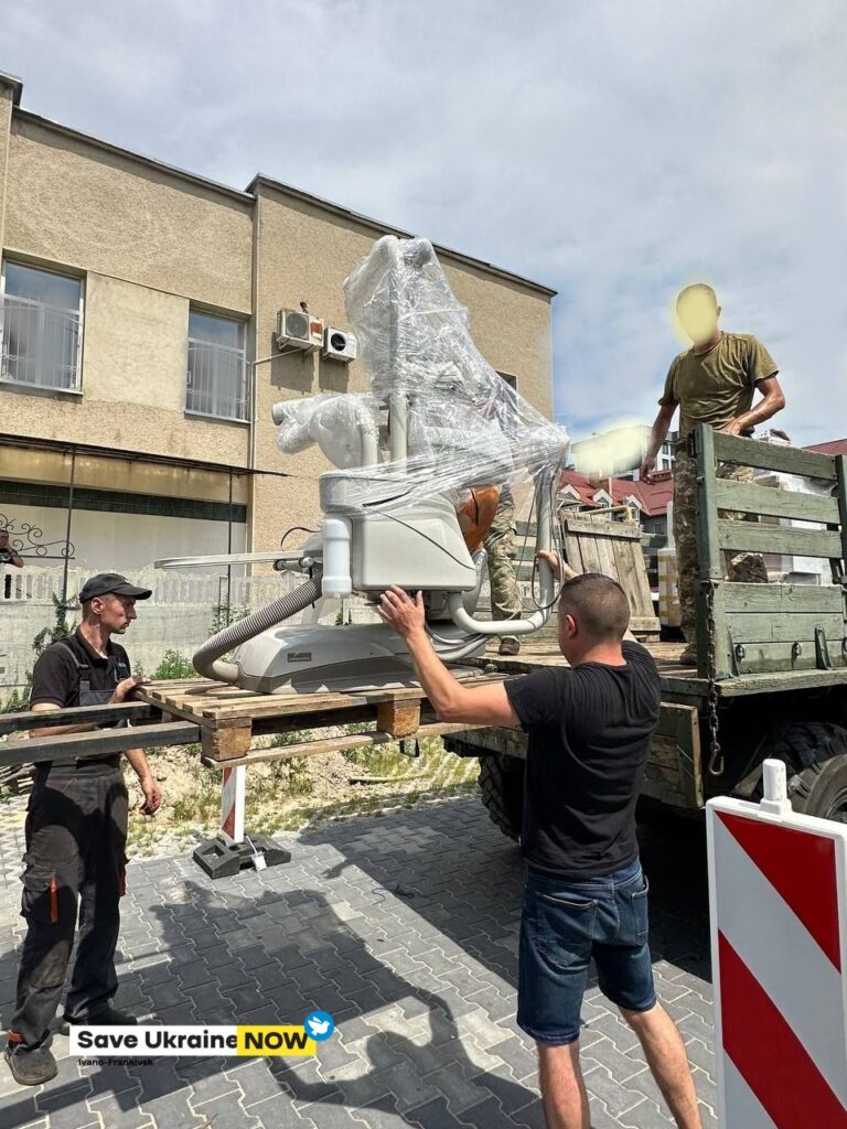 Подружжя польських благодійників передало франківській 114 авіабригаді обладнання для стоматкабінету