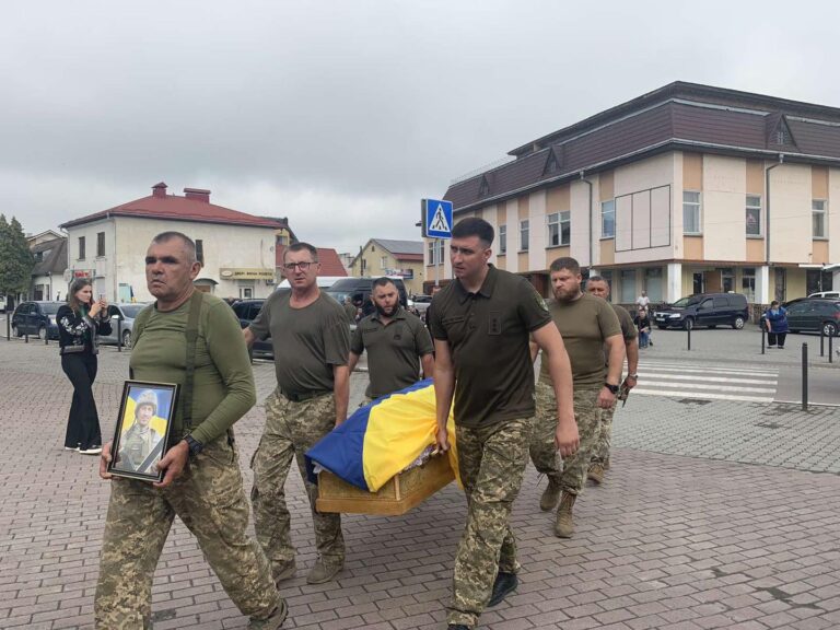 На Прикарпатті гідно зустріли траурний кортеж з тілом полеглого Героя Ярослава Федика