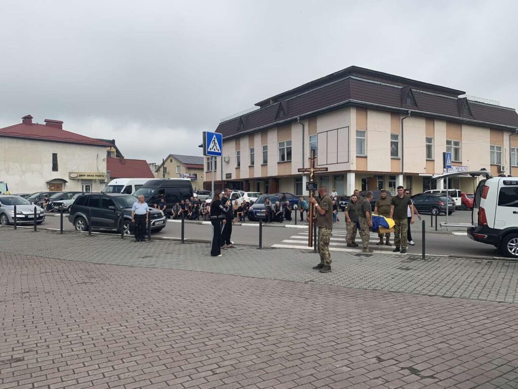 На Прикарпатті гідно зустріли траурний кортеж з тілом полеглого Героя Ярослава Федика